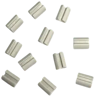 Hvide, rektangulære tyggegummistykker med glat overflade og en central rille, tilfældigt arrangeret. Hver stykke er individuelt formet, ideel til frisk ånde eller tyggeglæde.