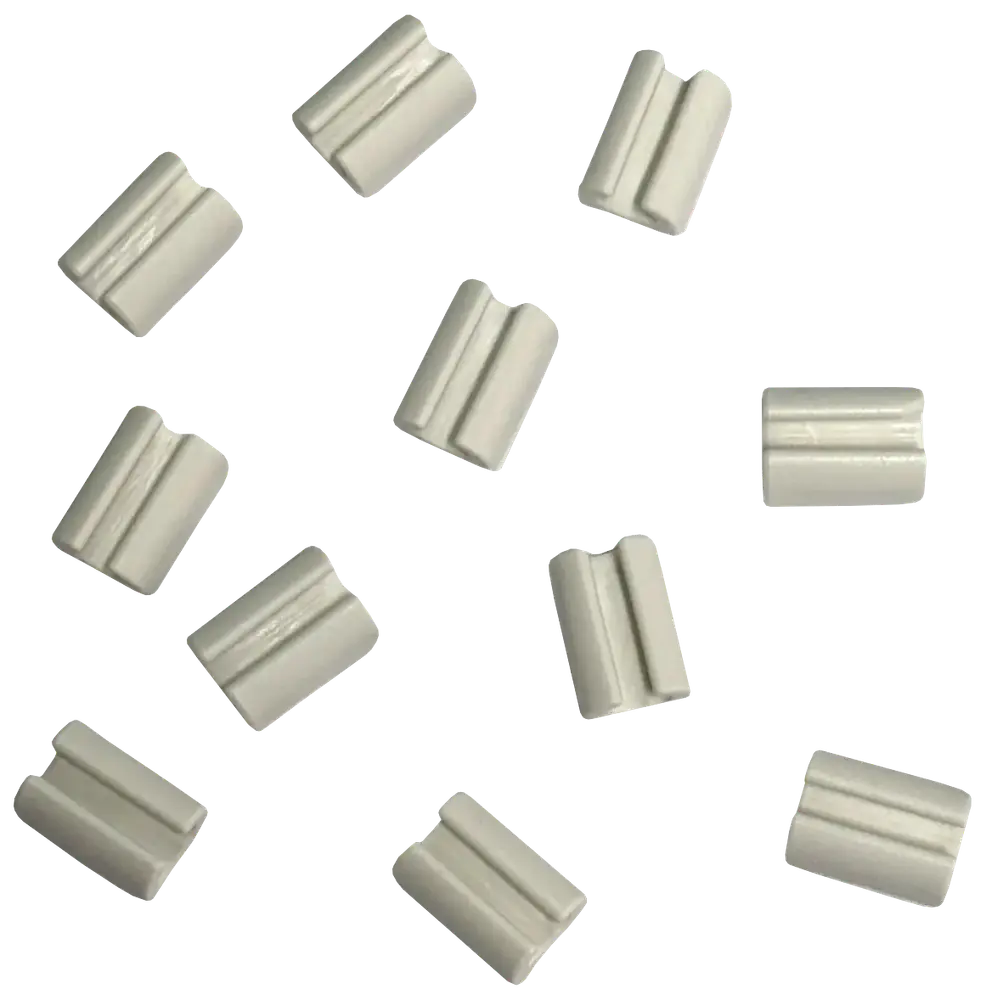 Hvide, rektangulære tyggegummistykker med glat overflade og en central rille, tilfældigt arrangeret. Hver stykke er individuelt formet, ideel til frisk ånde eller tyggeglæde.