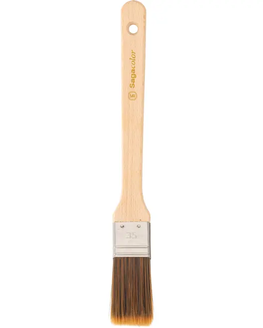 Platt pensel med träskaft, metallhylsa och syntetborst. Skaftet har upphängningshål och "Sagacolor"-märke. Passar för målning av små ytor.