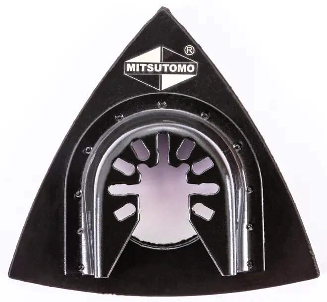 Trekantig slipplatta för multiverktyg med svart yta, metallfäste och Mitsutomo-logotyp. Perfekt för slipning i hörn och trånga utrymmen. Passar olika multiverktyg.