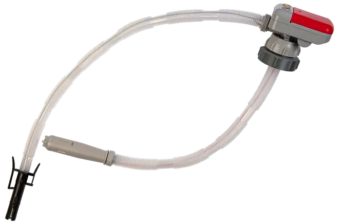 Manuell vattenfilterpump med genomskinlig slang, rött och grått handtag samt svart insugsmunstycke. Perfekt för utomhusbruk för att filtrera vatten från naturkällor.