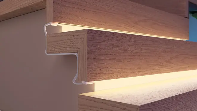 Nærbillede af trappe i træ med integreret LED-lys under hvert trin. Trappen har en naturlig træfinish og glatte kanter for et moderne udtryk.