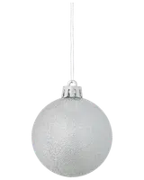 Silverfärgad julgranskula med glittrig, texturerad yta och metallfäste. Levereras med silverfärgat snöre för upphängning. Rund form, passar till juldekoration.