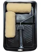 Målarrollerset med svart plastbricka, ett handtag med roller och en extra beige roller. Perfekt för målning av väggar och tak, lätt att rengöra.