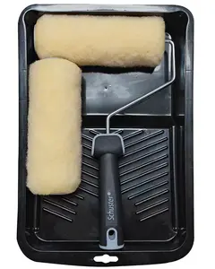 Målarrollerset med svart plastbricka, ett handtag med roller och en extra beige roller. Perfekt för målning av väggar och tak, lätt att rengöra.