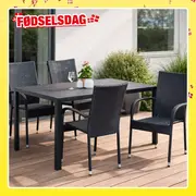Udendørs spisesæt med sort rektangulært bord og fire matchende sorte fletstole med armlæn. Velegnet til terrasse eller have. Moderne design, vejrbestandige materialer.