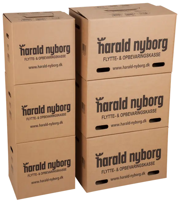Stak af seks brune pap flytte- og opbevaringskasser med håndtag og Harald Nyborg-logo. Kasserne er rektangulære, solide og velegnede til opbevaring og flytning.