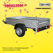 Galvaniseret ståltrailer med enkel aksel, sorte skærme, baglygter og sidereflekser. Åben top, velegnet til transport af varer. Med trækkrog til bil.