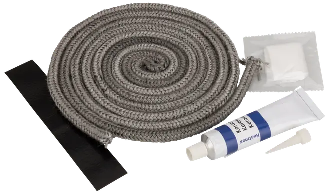 Tätning för kaminlucka med flätad repacka, limtub, svart remsa och rengöringsdyna. Används för att täta kamin- eller spisluckor och förbättra värmeeffektiviteten.