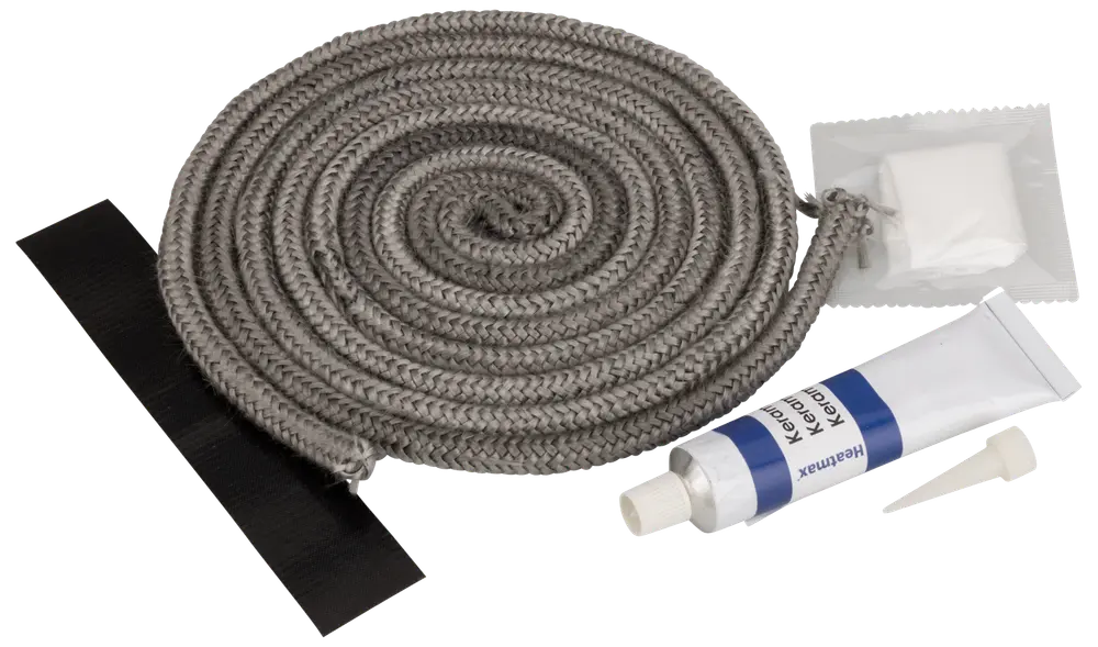 Tätning för kaminlucka med flätad repacka, limtub, svart remsa och rengöringsdyna. Används för att täta kamin- eller spisluckor och förbättra värmeeffektiviteten.