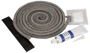 Tätning för kaminlucka med flätad repacka, limtub, svart remsa och rengöringsdyna. Används för att täta kamin- eller spisluckor och förbättra värmeeffektiviteten.