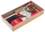 Miniatyr juldörrset med röd dörr, krans, sopborste, brevlåda, dörrmatta och säck. Förpackad i kartong med genomskinligt lock, perfekt för juldekoration.