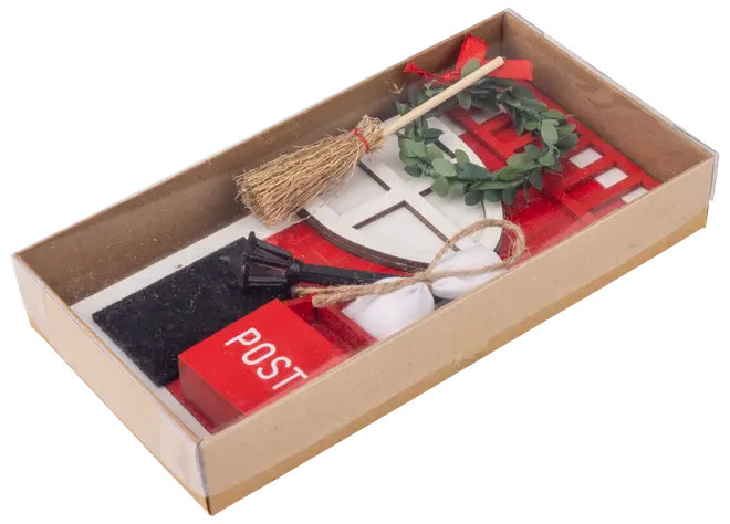 Miniatyr juldörrset med röd dörr, krans, sopborste, brevlåda, dörrmatta och säck. Förpackad i kartong med genomskinligt lock, perfekt för juldekoration.