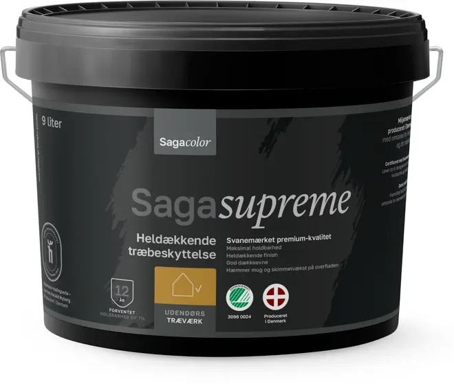 Sort 9-liters plastikspand med Sagacolor Sagasupreme heldækkende træbeskyttelse til udendørs brug, med hank og detaljeret produktinformation på etiketten. Giver langvarig beskyttelse af træværk.