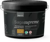 Sort 9-liters plastikspand med Sagacolor Sagasupreme heldækkende træbeskyttelse til udendørs brug, med hank og detaljeret produktinformation på etiketten. Giver langvarig beskyttelse af træværk.