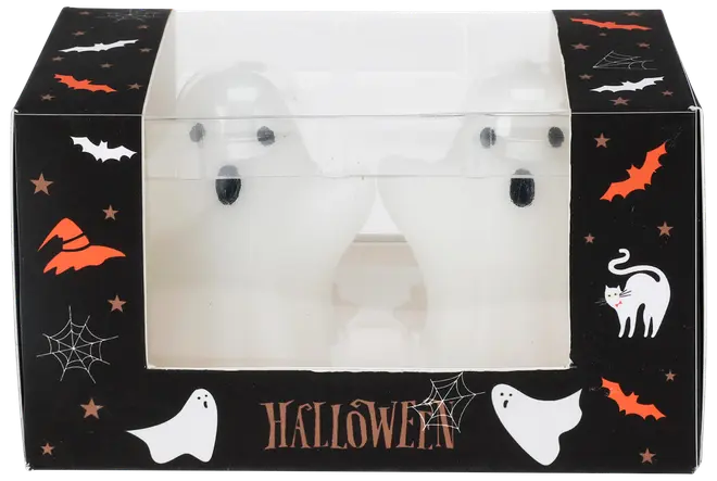 Set med två spökformade salt- och pepparkar i Halloween-låda med fladdermöss, häxhattar, spindelnät och vit katt. Klart fönster visar kryddkaren.