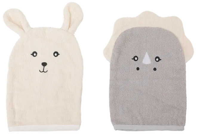 Sæt med to børnevaskeklude, én formet som en cremefarvet bjørn og én som en grå næsehorn, begge med broderede ansigtstræk og blødt frottéstof.