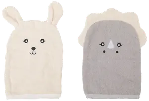Sæt med to børnevaskeklude, én formet som en cremefarvet bjørn og én som en grå næsehorn, begge med broderede ansigtstræk og blødt frottéstof.