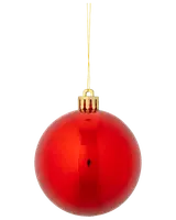 Blank röd julgranskula med gyllene upphängning och snöre. Rund form, slät yta, klassisk dekoration för julgran eller krans.