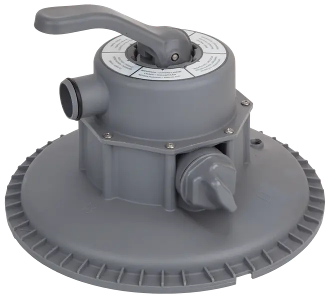 Grå plast multiportventil för poolfilter med stort handtag, märkta inställningar och flera anslutningsportar för att styra vattenflöde och filtreringsfunktioner.