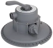 Grå plast multiportventil för poolfilter med stort handtag, märkta inställningar och flera anslutningsportar för att styra vattenflöde och filtreringsfunktioner.