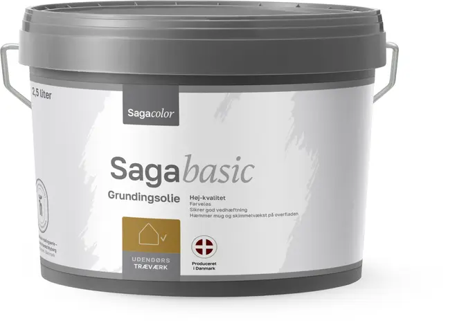 En 2,5-liters plastikspand med Sagacolor Sagabasic grundingsolie til udendørs træværk. Gråt låg, bærehåndtag og produktinformation på etiketten. Produceret i Danmark.