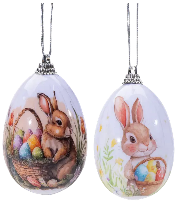 Två äggformade hängprydnader med målade kaniner och korgar fyllda med färgglada påskägg, dekorerade med vårblommor och silverfärgade upphängningsöglor.