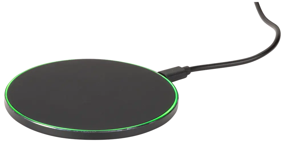 Svart trådlös laddningsplatta med slimmad, rund design och grön LED-ring. Inkluderar ansluten USB-kabel. Passar för laddning av kompatibla smartphones och enheter.