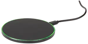 Svart trådlös laddningsplatta med slimmad, rund design och grön LED-ring. Inkluderar ansluten USB-kabel. Passar för laddning av kompatibla smartphones och enheter.