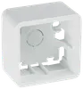 Hvid plast overflademonteret dåse til elektriske kontakter eller stikkontakter, firkantet form, med monteringshuller og kabelindgange, egnet til vægmontering.