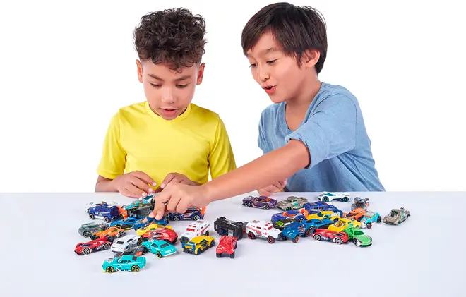 Blandade gjutna leksaksbilar i olika färger och stilar på vit yta. Passar barn, perfekt för lek och samling. Hållbara, detaljerade miniatyrbilar.