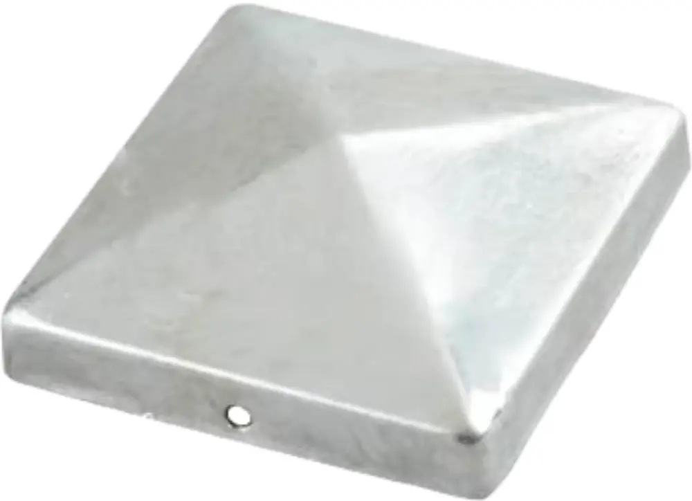 Kvadratisk metallstolpskydd med pyramidform, silverfärgad, sidomonteringshål. Skyddar och dekorerar staket- eller räckesstolpar, lämplig för utomhusbruk.