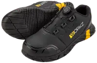 Svarta arbetsskor med förstärkt tå, halksäker sula, gula detaljer och snörning med vridknapp. WORKZ-logga på sidan. Hållbara och säkra.