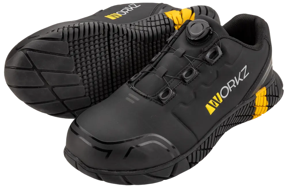 Svarta arbetsskor med förstärkt tå, halksäker sula, gula detaljer och snörning med vridknapp. WORKZ-logga på sidan. Hållbara och säkra.