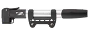 Kompakt sort og sølv cykelpumpe med rammebeslag, slange og cylindrisk cylinder.