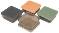 Sæt med fire firkantede madopbevaringsbeholdere med farvede låg (sort, orange, grøn, beige). Fremstillet af transparent plast, velegnet til opbevaring af mad. Kan stables og genbruges.