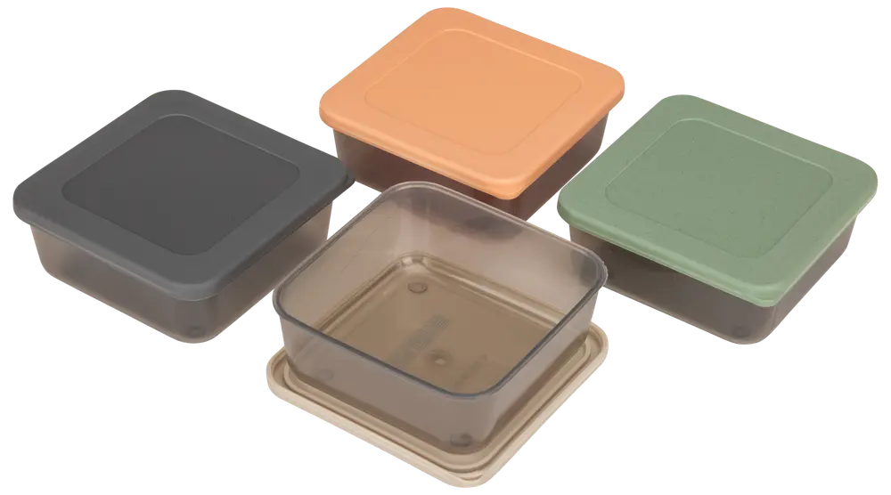 Sæt med fire firkantede madopbevaringsbeholdere med farvede låg (sort, orange, grøn, beige). Fremstillet af transparent plast, velegnet til opbevaring af mad. Kan stables og genbruges.