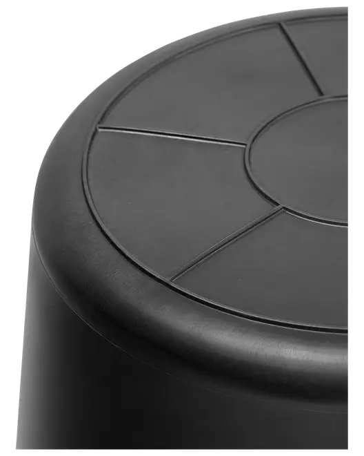 Nærbillede af sort plastikskammel med rund, rillet siddeflade og diskrete riller for bedre greb. Robust og holdbar, egnet til både inde- og udendørs brug.
