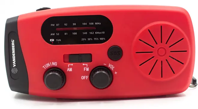 Rød bærbar AM/FM-radio med justerings- og volumeknapper, højttaler, frekvensdisplay, SOS-knap og Vandenberg-logo. Kompakt design til nød- eller udendørsbrug.