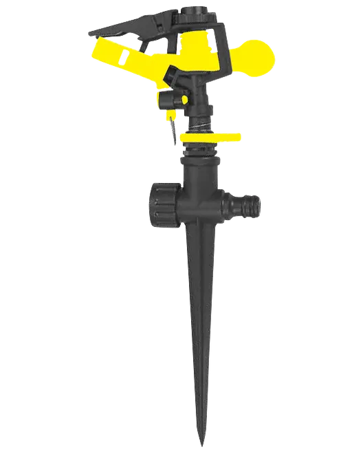 Sort og gul plastikhavesprinkler med justerbart sprødhoved, spids base til jord og slangetilslutning. Velegnet til effektiv vanding af græsplæner og blomsterbede.