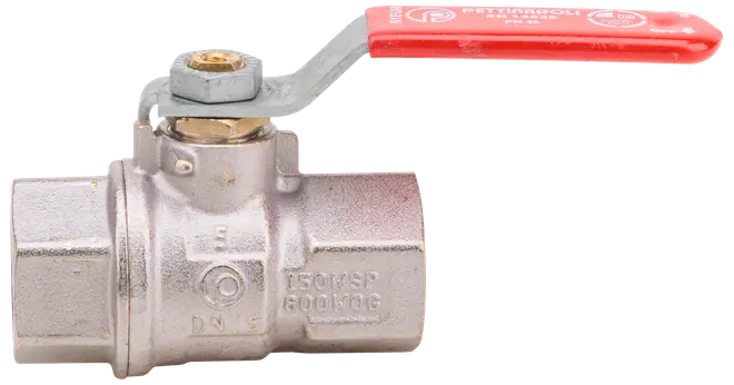 Kulventil i metall med rött handtag, invändiga gängor i båda ändar, för vatten eller gas, tryckmärkning och tillverkarinformation på ventilens kropp.