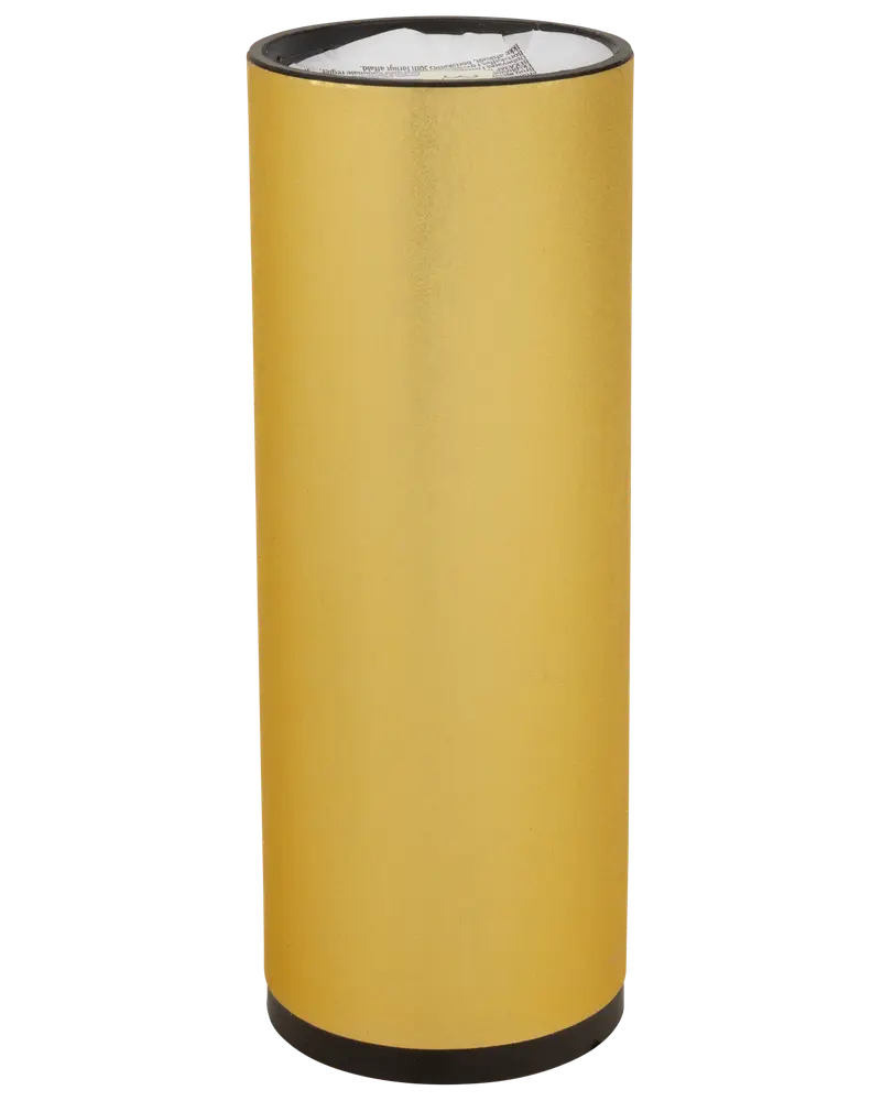 Høj, cylindrisk affaldsspand i guldmetal med mat overflade og sort bund. Enkelt, moderne design uden synlige håndtag eller dekorationer. Velegnet til kontor eller hjem.