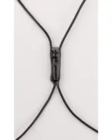 Svart justerbar bolo-slips med polerad cylindrisk lås och fyra tunna läderband. Passar både till vardag och fest. Modern western-accessoar för herr och dam.