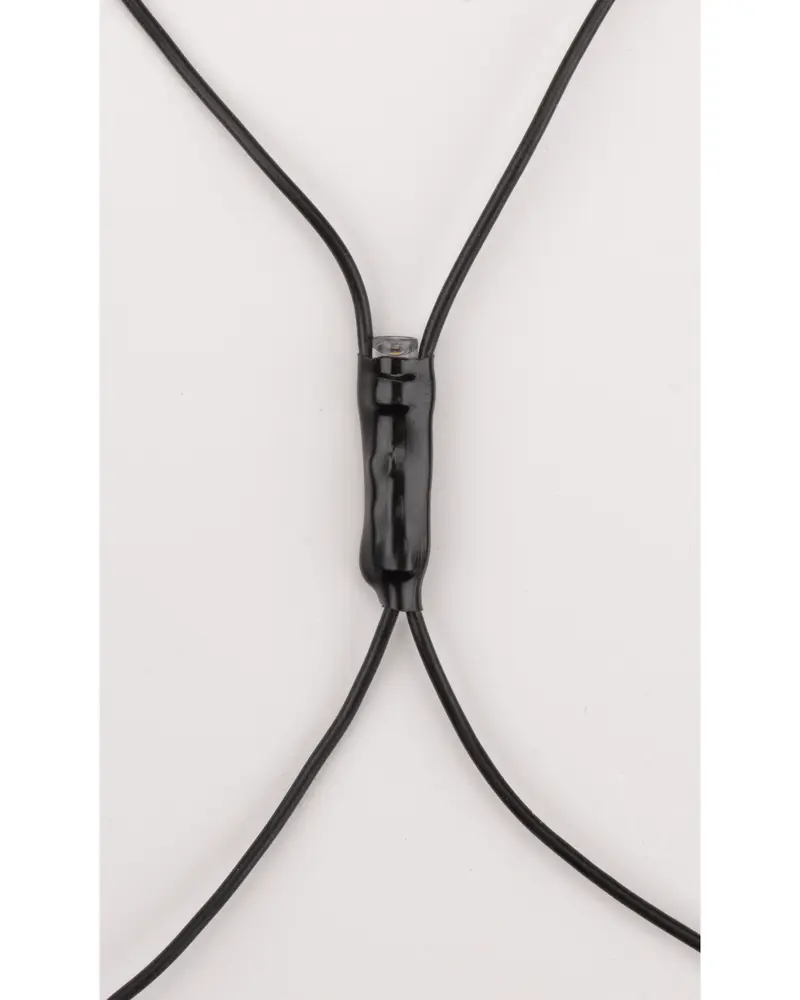 Svart justerbar bolo-slips med polerad cylindrisk lås och fyra tunna läderband. Passar både till vardag och fest. Modern western-accessoar för herr och dam.