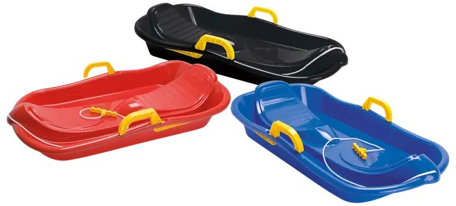 Tre plastkälkar i rött, blått och svart, var och en med gula handtag och dragsnöre. Kälkarna har formade säten och upphöjda kanter för extra säkerhet.