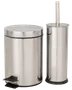 Badeværelsessæt i rustfrit stål med pedalspand og matchende toiletbørsteholder. Begge har et slankt, cylindrisk design og blank, poleret overflade for et moderne udtryk.