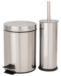 Badeværelsessæt i rustfrit stål med pedalspand og matchende toiletbørsteholder. Begge har et slankt, cylindrisk design og blank, poleret overflade for et moderne udtryk.