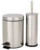 Badrumset i rostfritt stål med pedalhink och matchande toalettborsthållare. Båda har en slank, cylindrisk design och blank, polerad yta för modern stil.