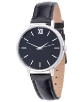 Et armbåndsur med et minimalistisk design, sort læderrem og rund sølvfarvet urkasse. Urskiven er sort med enkle hvide time-markeringer, et enkelt romertal 'XII' ved 12-tallet og ingen andre tal. Uret har tre slanke sølvfarvede visere til timer, minutter og sekunder.