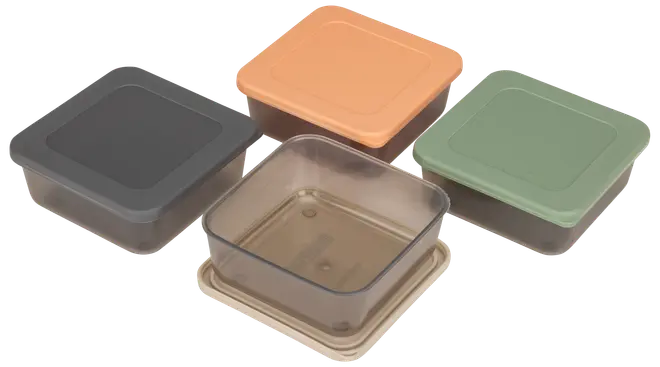 Fyra fyrkantiga matlådor i plast med lock i svart, orange, grön och beige. Transparenta bottnar, stapelbara, perfekta för förvaring av mat.